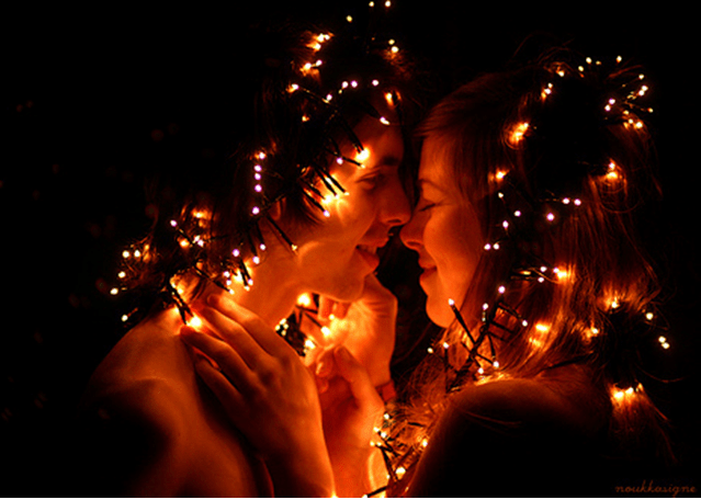 Luz apagada e um casal se beijando