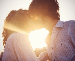 Um casal se beijando, mostrando o real poder dos beijos