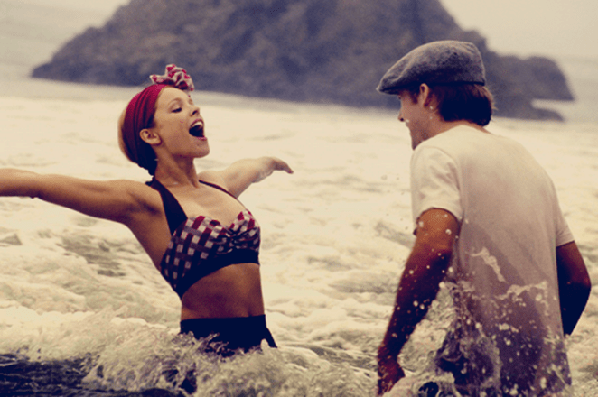 Cena do filme O Diário de uma Paixão. Mulher e homem felizes durante um mergulho no mar.