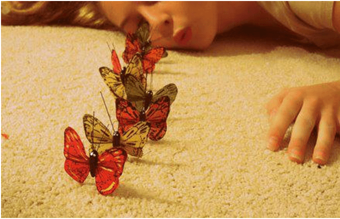 Menina com borboletas, representando a mudança, e sinal de que nada está igual.