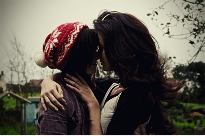 Casal gay se beijando, mostrando que o amor dos outros não deve te incomodar